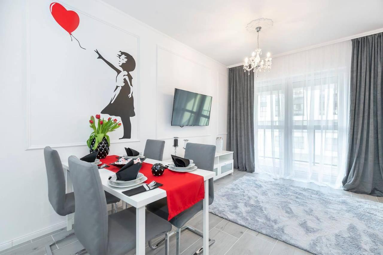 Banksy Apartment - Ilumino Łódź Buitenkant foto