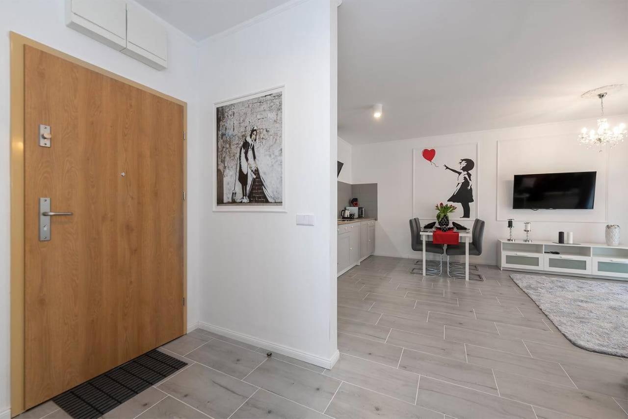 Banksy Apartment - Ilumino Łódź Buitenkant foto