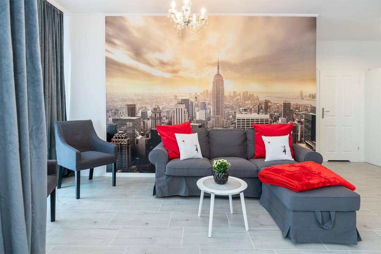 Banksy Apartment - Ilumino Łódź Buitenkant foto
